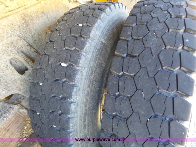 image for item J4066 1997 International 4900 dump truck