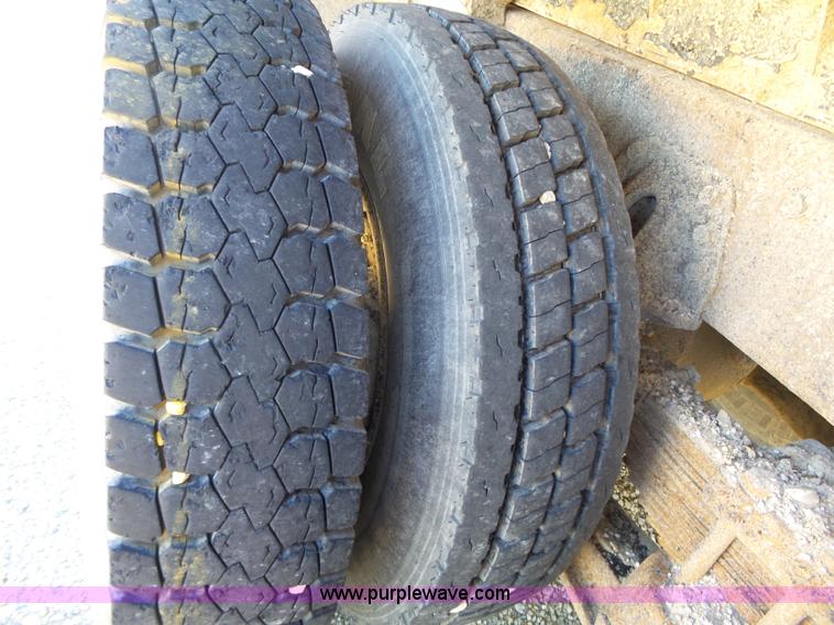 image for item J4066 1997 International 4900 dump truck