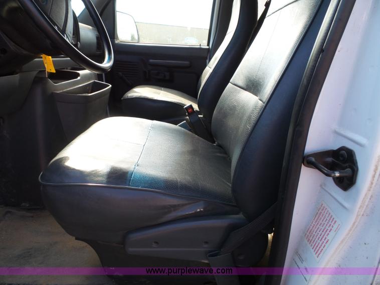 image for item J4832 1996 Ford Club Wagon van