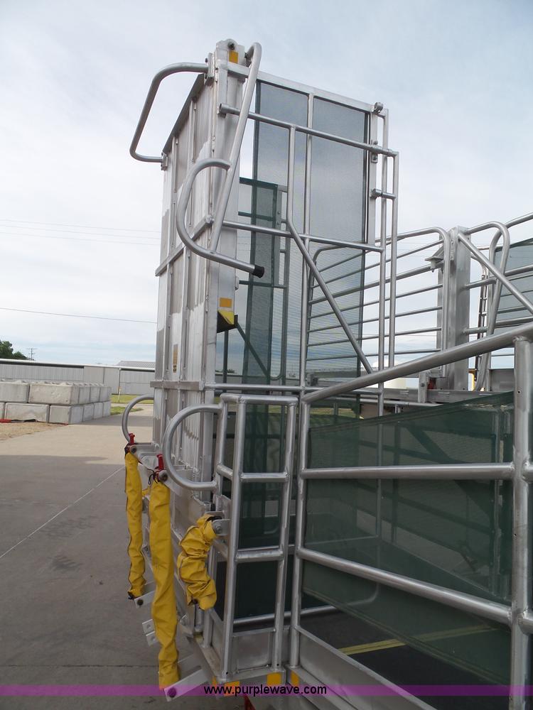 image for item J4851 2011 KCI GSE passenger boarding ramp