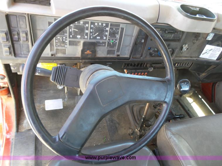 image for item J6031 1997 International 4700 rollback truck