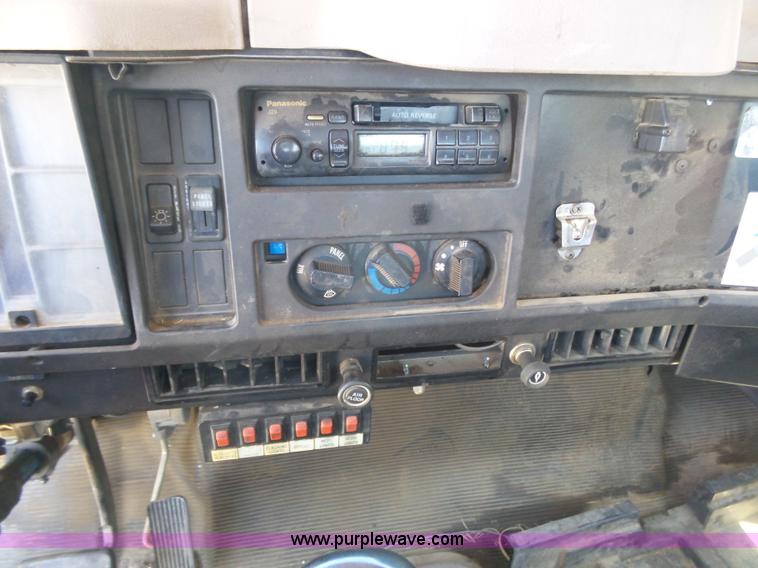 image for item J6031 1997 International 4700 rollback truck