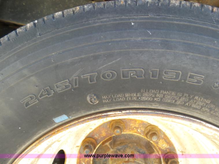 image for item J6031 1997 International 4700 rollback truck