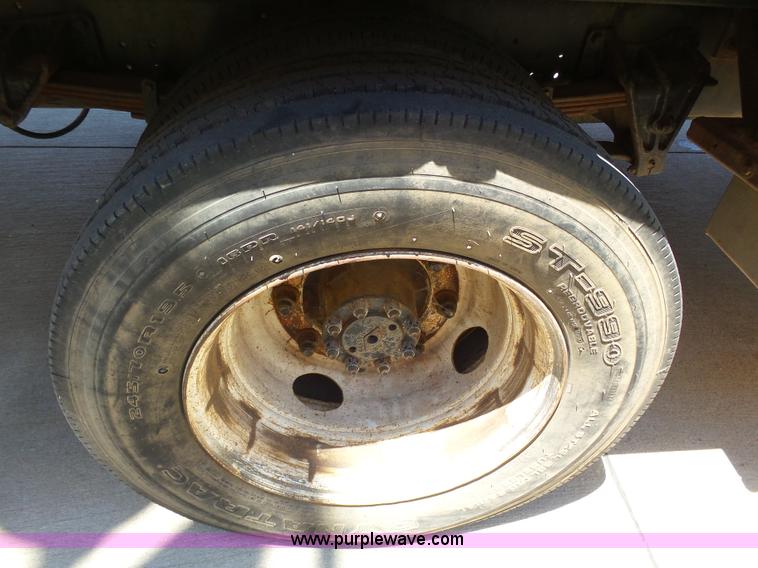 image for item J6031 1997 International 4700 rollback truck