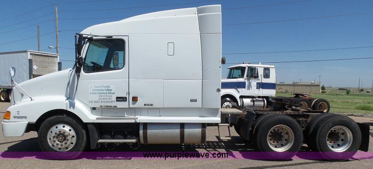 image for item J6032 1998 Volvo S60 semi truck