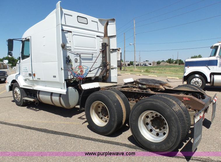 image for item J6032 1998 Volvo S60 semi truck