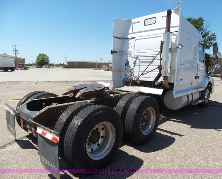 image for item J6032 1998 Volvo S60 semi truck