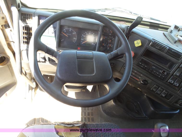 image for item J6032 1998 Volvo S60 semi truck