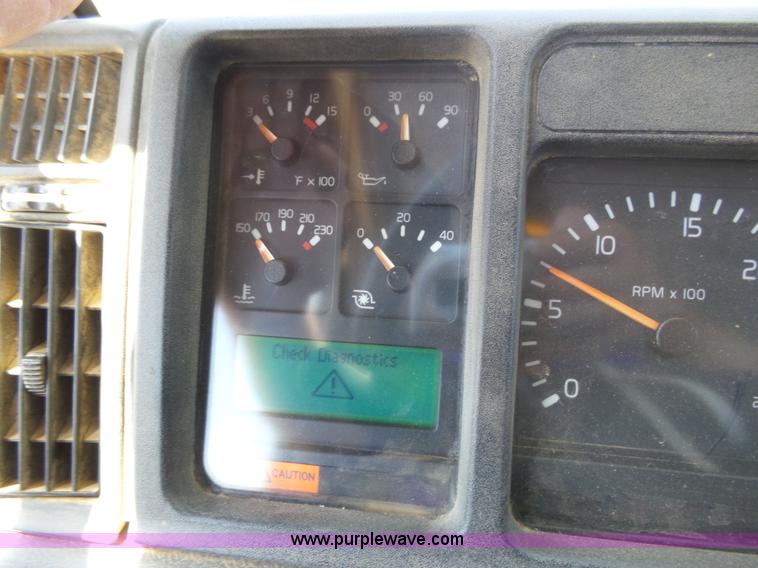 image for item J6032 1998 Volvo S60 semi truck