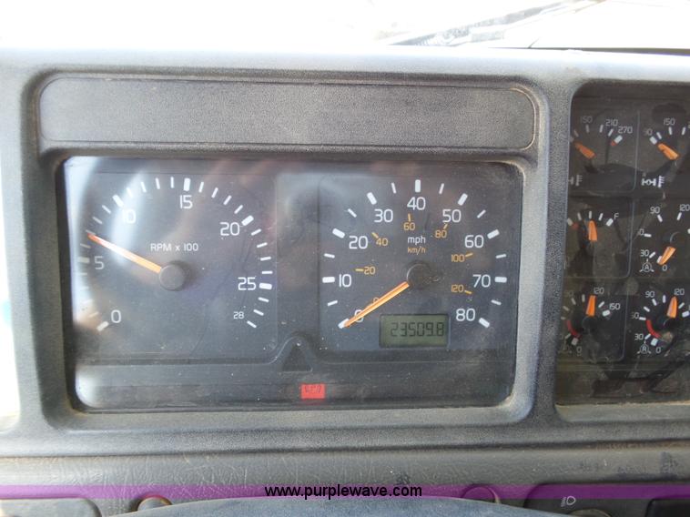 image for item J6032 1998 Volvo S60 semi truck