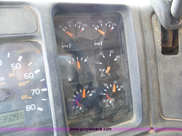 image for item J6032 1998 Volvo S60 semi truck