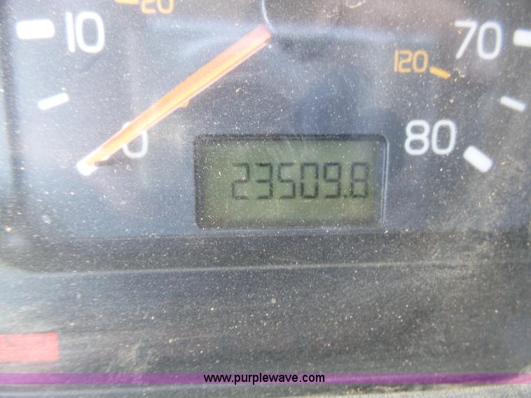 image for item J6032 1998 Volvo S60 semi truck