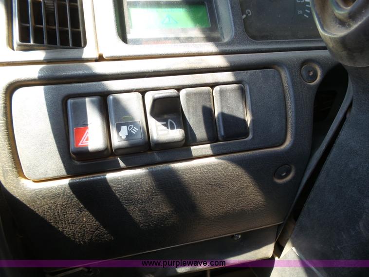 image for item J6032 1998 Volvo S60 semi truck