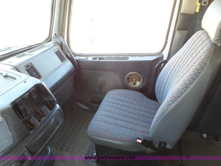 image for item J6032 1998 Volvo S60 semi truck