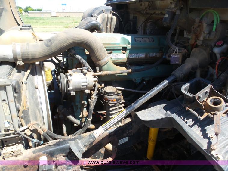 image for item J6032 1998 Volvo S60 semi truck