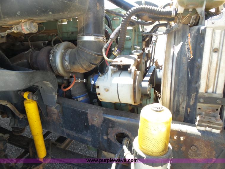 image for item J6032 1998 Volvo S60 semi truck