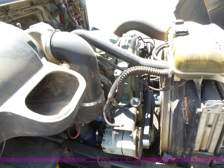 image for item J6032 1998 Volvo S60 semi truck