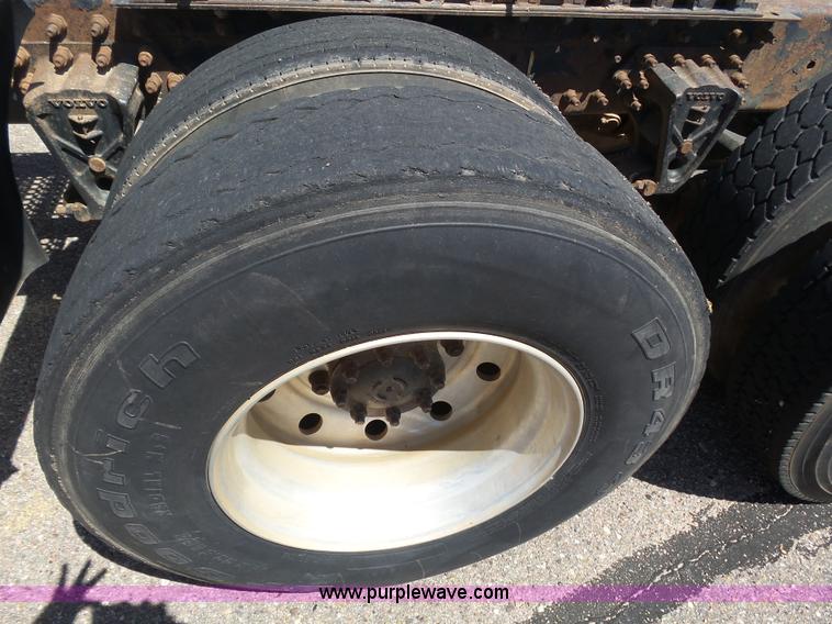 image for item J6032 1998 Volvo S60 semi truck