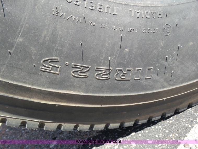 image for item J6032 1998 Volvo S60 semi truck