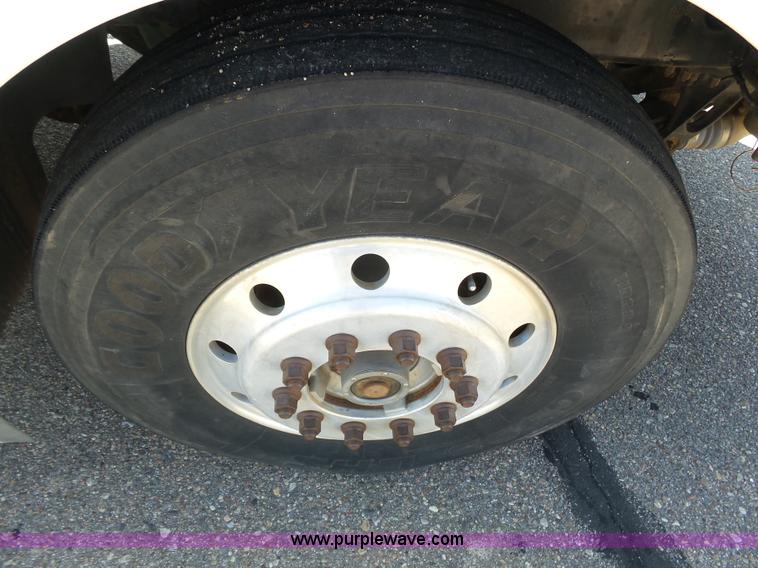 image for item J6032 1998 Volvo S60 semi truck