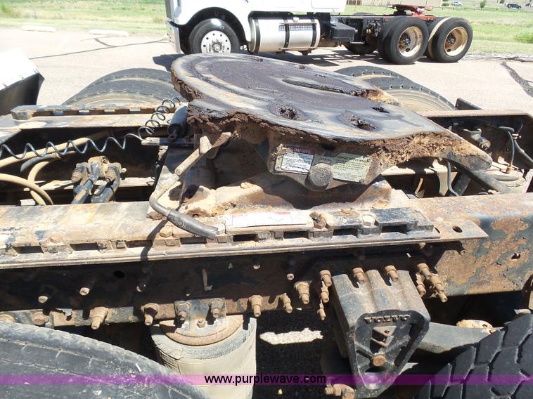 image for item J6032 1998 Volvo S60 semi truck