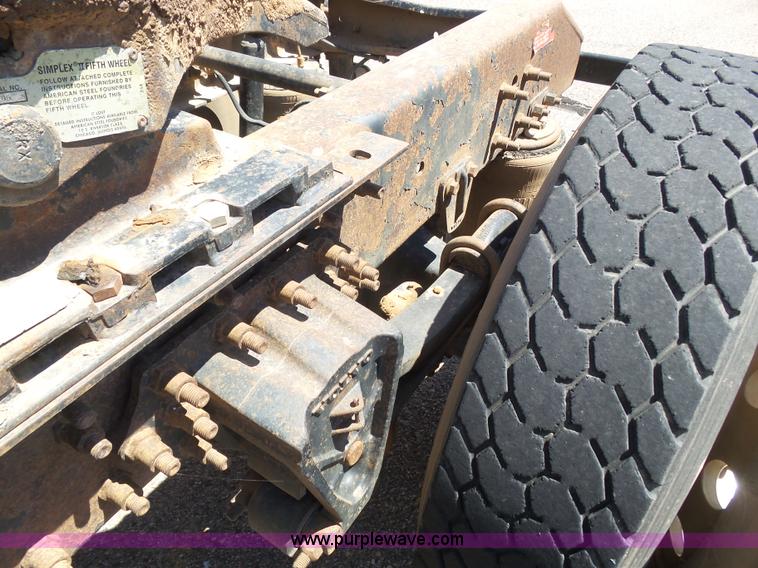 image for item J6032 1998 Volvo S60 semi truck