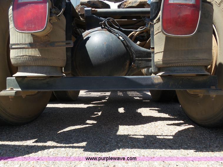 image for item J6032 1998 Volvo S60 semi truck