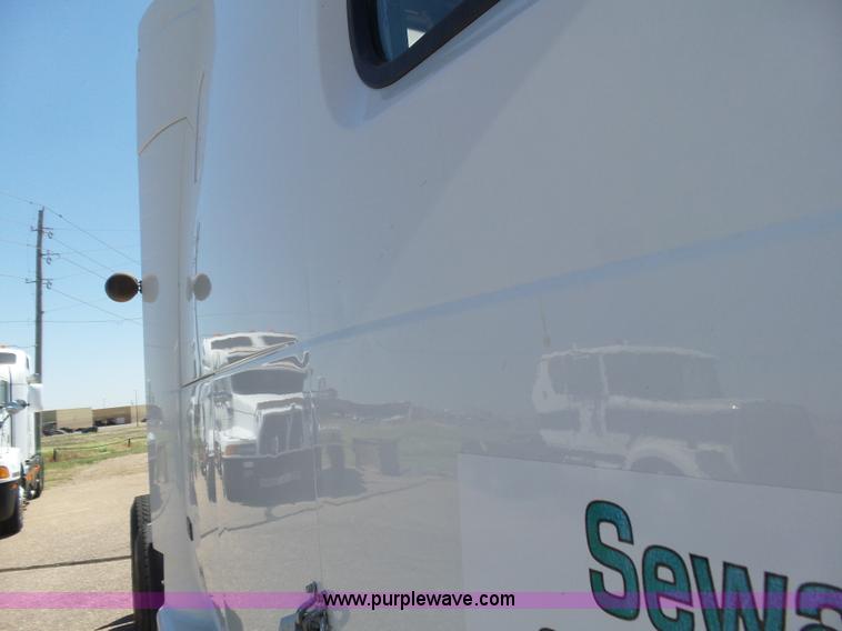 image for item J6032 1998 Volvo S60 semi truck