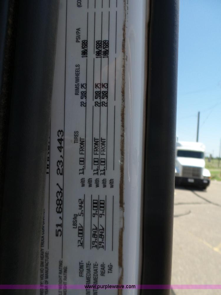 image for item J6032 1998 Volvo S60 semi truck