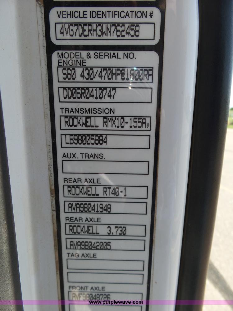 image for item J6032 1998 Volvo S60 semi truck