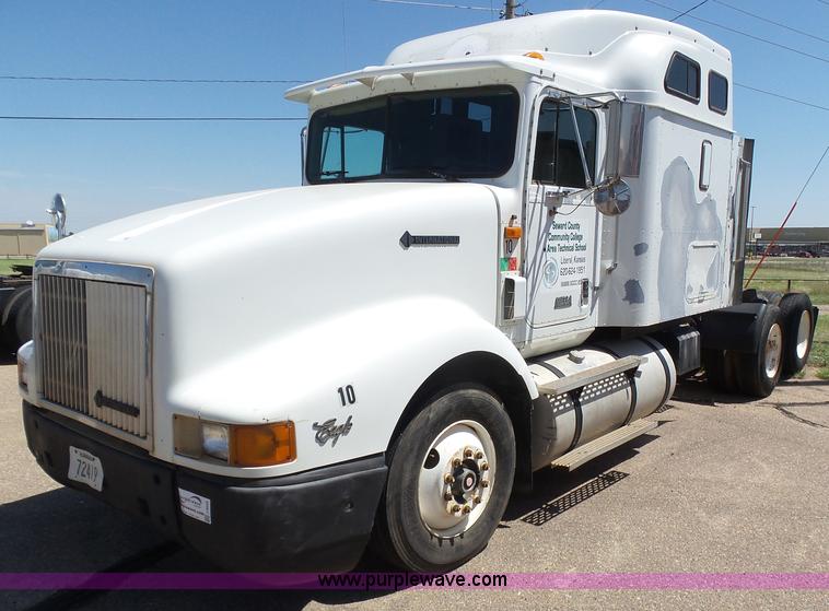 image for item J6033 1997 International 9400 semi truck