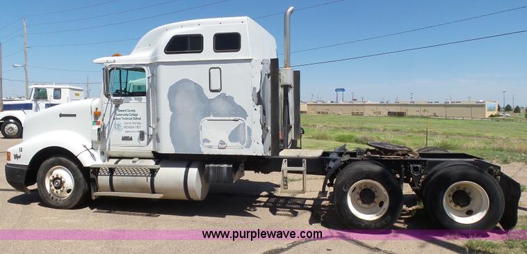 image for item J6033 1997 International 9400 semi truck