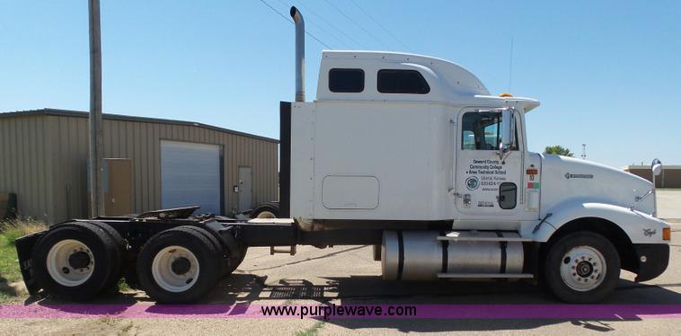 image for item J6033 1997 International 9400 semi truck