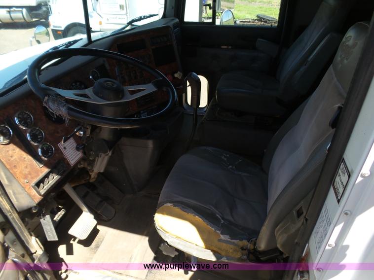 image for item J6033 1997 International 9400 semi truck