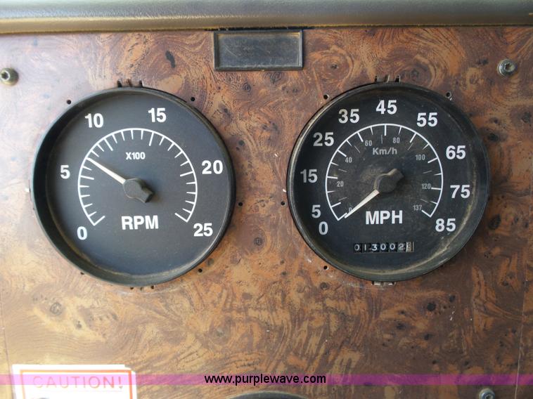 image for item J6033 1997 International 9400 semi truck