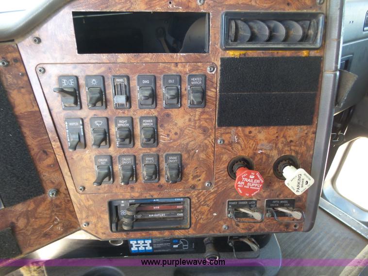 image for item J6033 1997 International 9400 semi truck