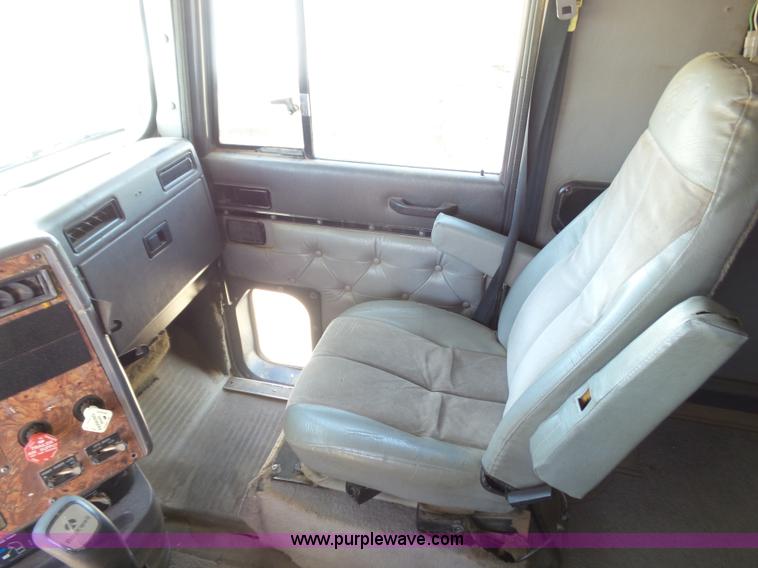 image for item J6033 1997 International 9400 semi truck