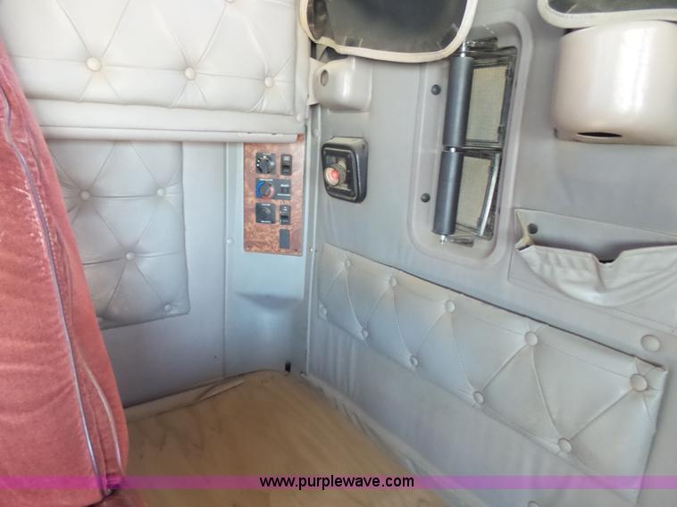 image for item J6033 1997 International 9400 semi truck