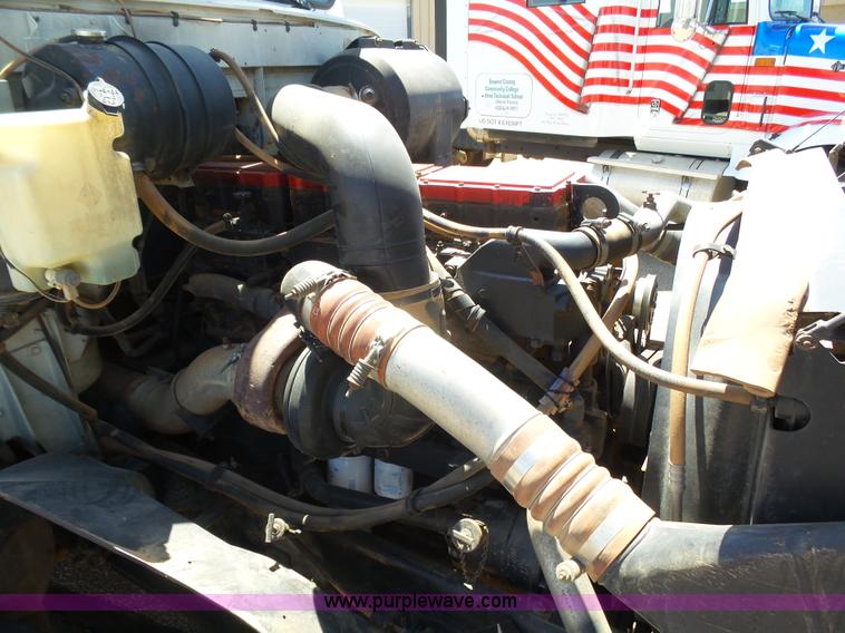 image for item J6033 1997 International 9400 semi truck