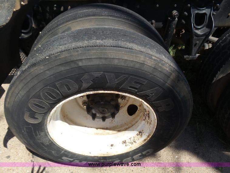 image for item J6033 1997 International 9400 semi truck