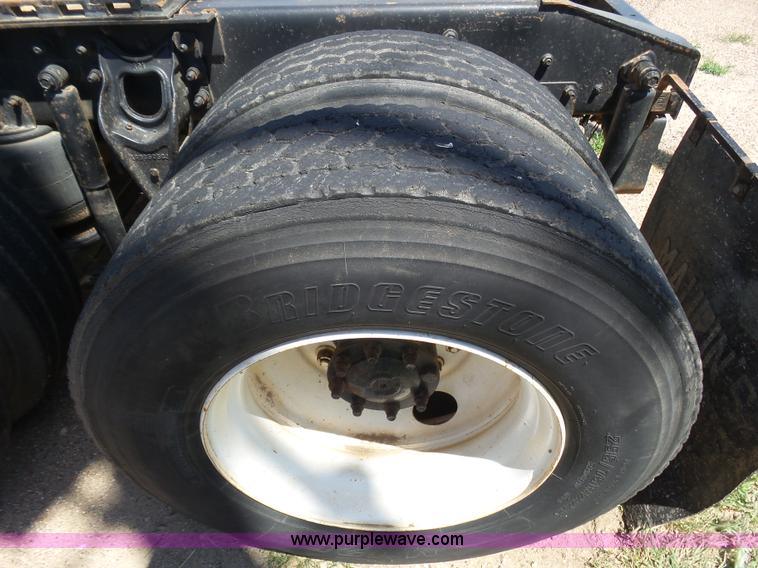 image for item J6033 1997 International 9400 semi truck