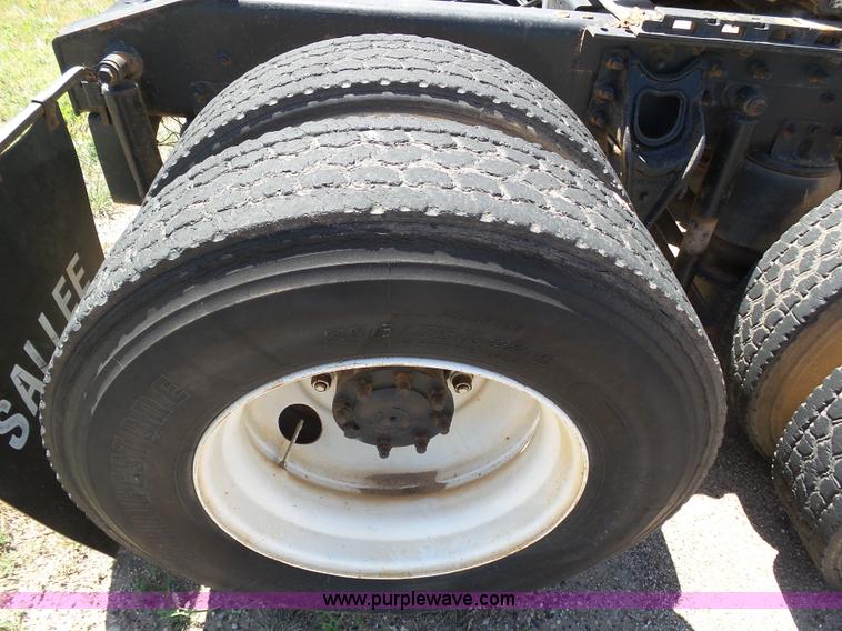 image for item J6033 1997 International 9400 semi truck