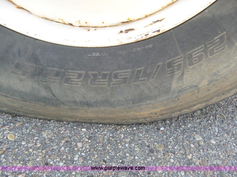 image for item J6033 1997 International 9400 semi truck