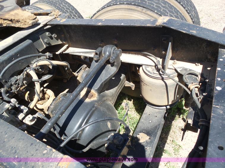 image for item J6033 1997 International 9400 semi truck