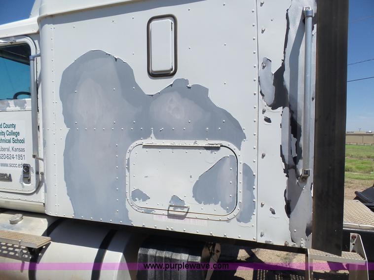 image for item J6033 1997 International 9400 semi truck