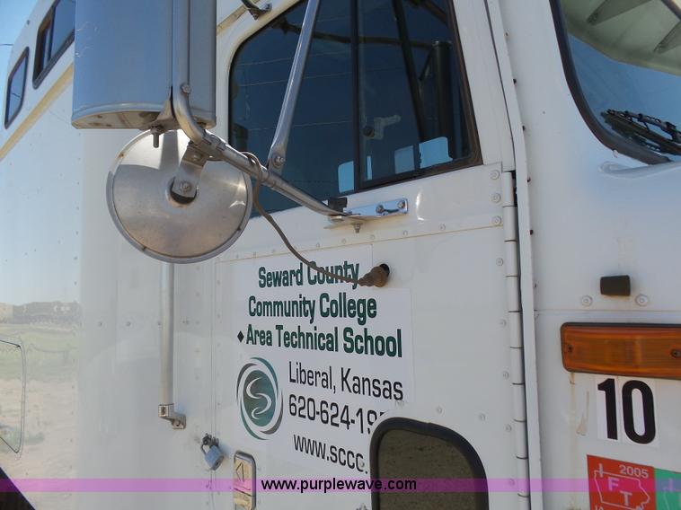 image for item J6033 1997 International 9400 semi truck