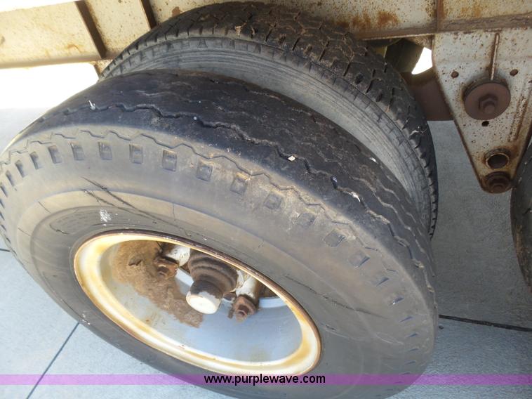 image for item J6035 1978 Fruehauf A9-8576-42-6PR refrigerated van trailer