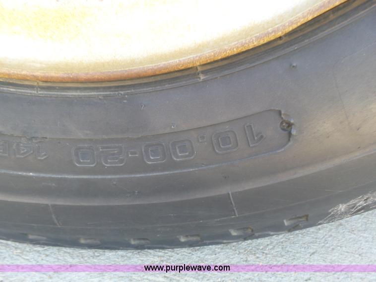 image for item J6035 1978 Fruehauf A9-8576-42-6PR refrigerated van trailer