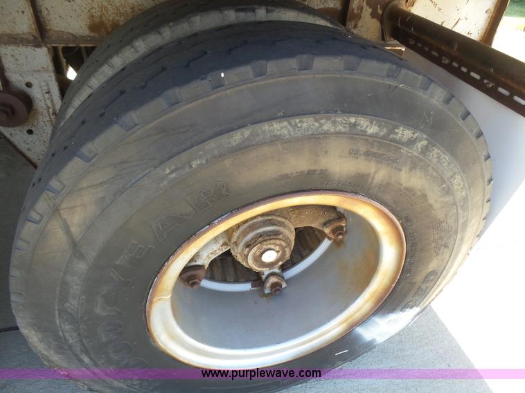 image for item J6035 1978 Fruehauf A9-8576-42-6PR refrigerated van trailer