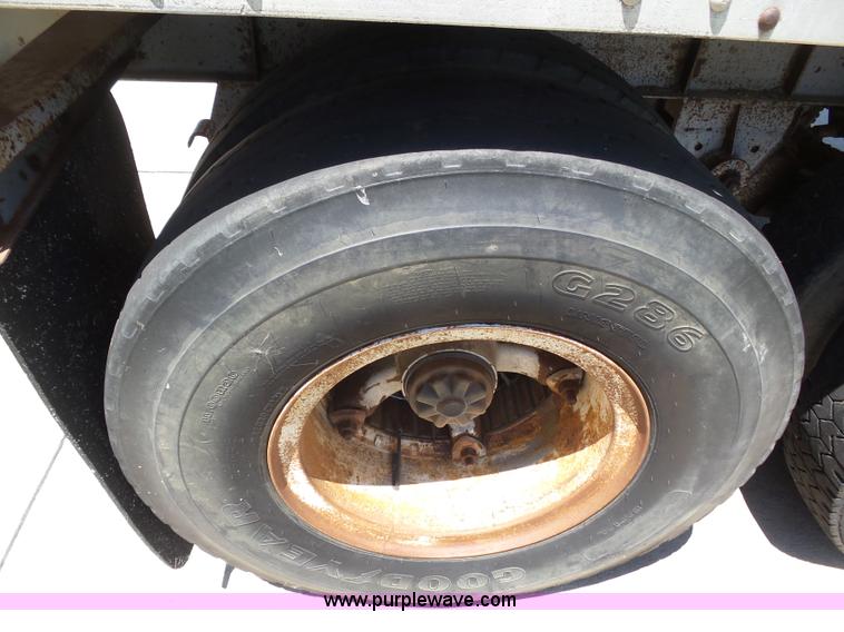 image for item J6035 1978 Fruehauf A9-8576-42-6PR refrigerated van trailer